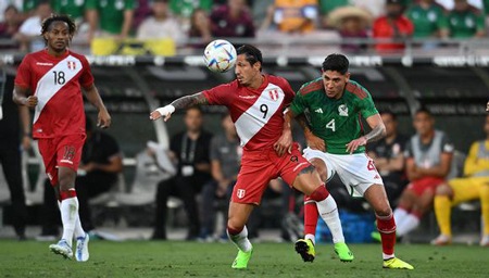 Futbolistas peruanos por el mundo Futbolistas peruanos por el mundo